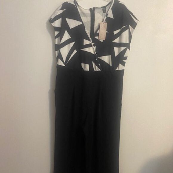 Emory Rose Black/White V-neck pleated front bottom wide leg jumpsuit, size 3XL - Picture 1 of 4